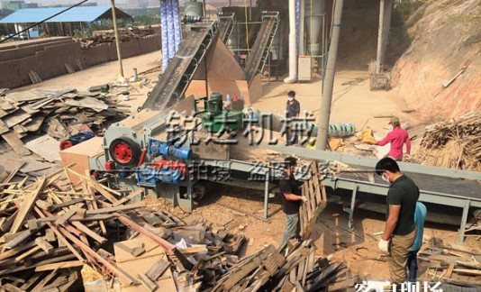 山西省临汾市模板粉碎机生产现场